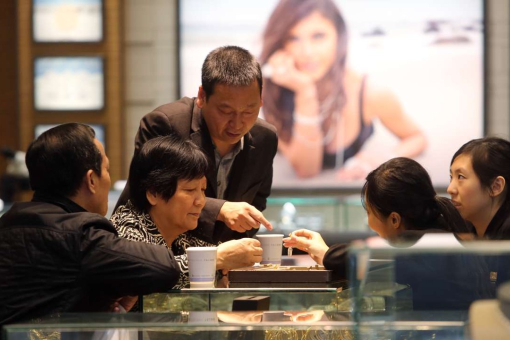 Shoppers at a jewellery shop in Mong Kok. Amid further messages of doom and gloom for Hong Kong’s retailers, analysts have tipped safe-haven gold retailers as likely to benefit from Britain’s dramatic EU exit. Photo: Sam Tsang, SCMP.