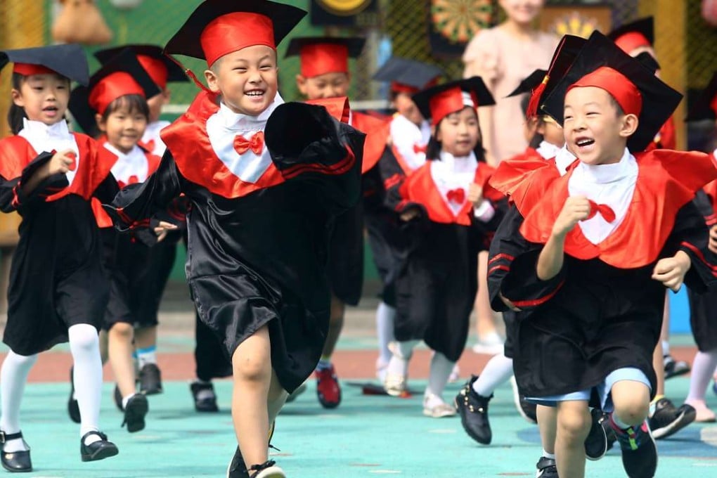 children wearing gowns of Doctor Degree run at the Hedong District No. 2 Kindergarten in Tianjin, north China, June 17, 2016. Some older children finished kindergarten education here. (Xinhua/Liu Dongyue) (lfj)