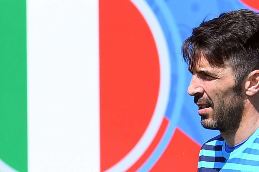 Italy's goalkeeper Gianluigi Buffon attends his team's training session . EPA/DANIEL DAL ZENNARO