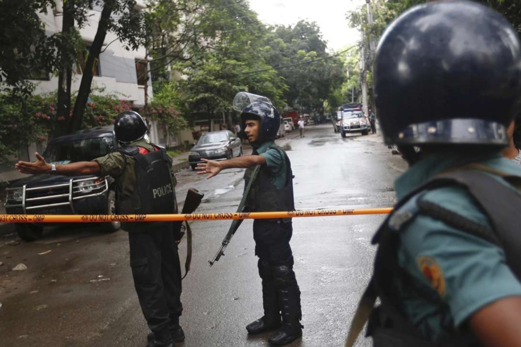 Bangladeshi policemen clear the area ahead of the police raid on the cafe. Photo: AP
