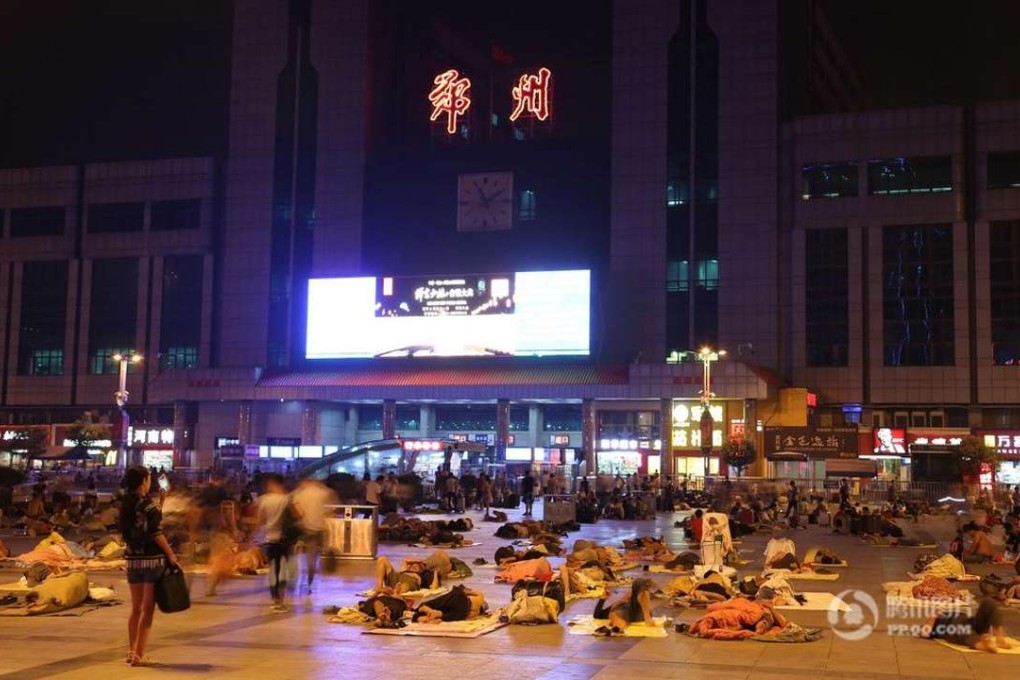 About 1,000 Chinese railway passengers sleep in the public square outside Zhengzhou railway station on Saturday. Photo: Qq.com