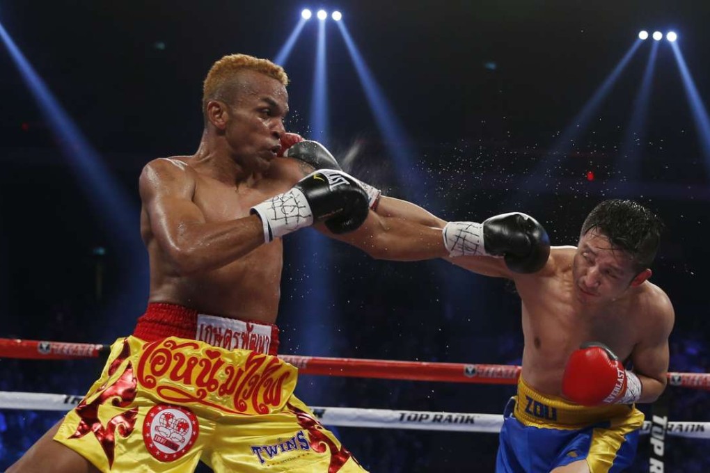 China's double Olympic gold medallist Zou Shiming (right) and Thailand's Amnat Ruenroeng. Photo: AP
