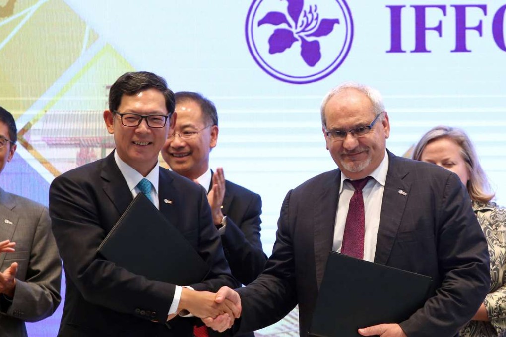 HKMA chief executive Norman Chan Tak-Lam (left) and Philippe Le Houérou, chief executive of International Finance Corporation, sign a MoU on Monday. Photo: Sam Tsang