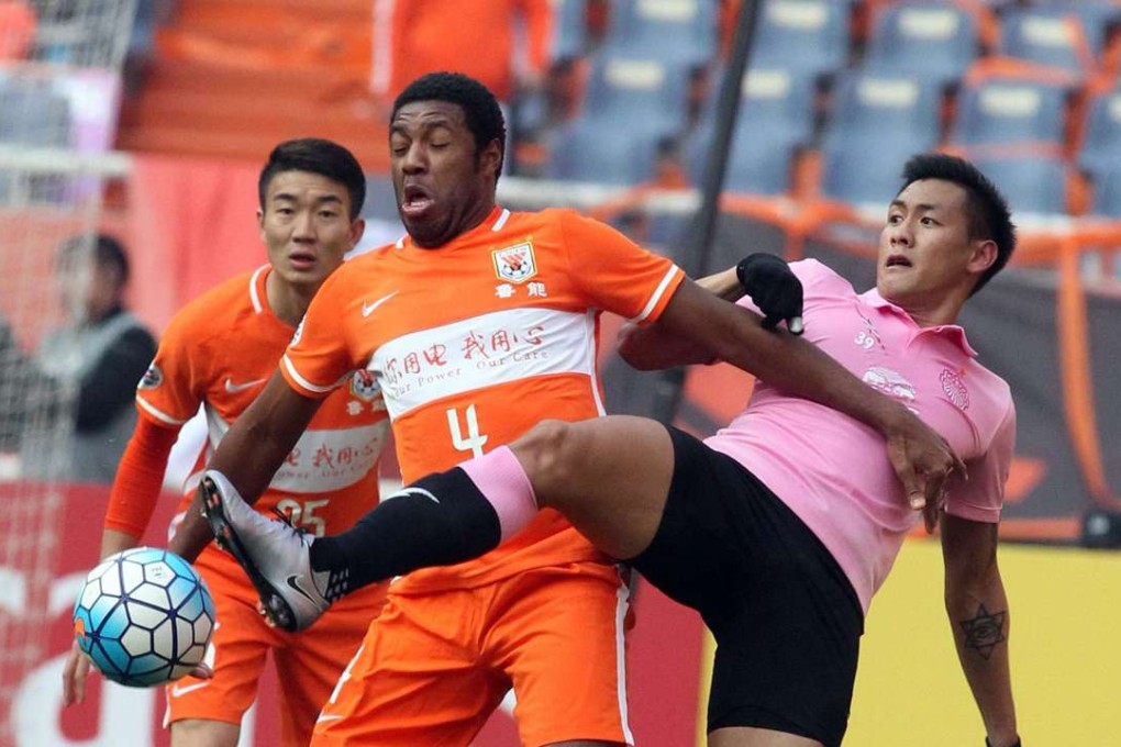 Shandong Luneng’s Jucilei fights for the ball with Anan Buasang of Thailand's Buriram United during their AFC Champions League match in Jinan in March. Photo: AFP