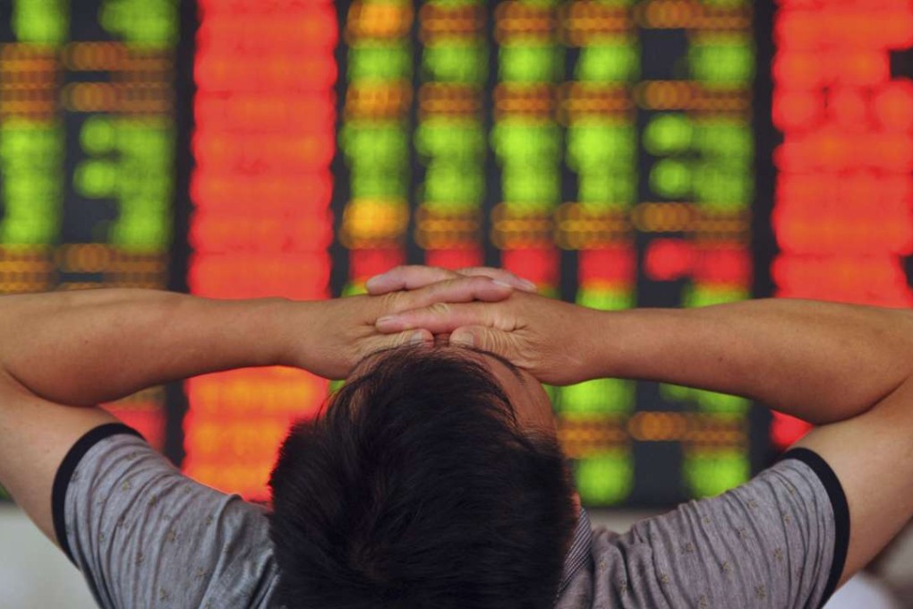 A stock investor covers his eyes at a brokerage house in Fuyang in Anhui province on July 8, 2015. Photo: AP