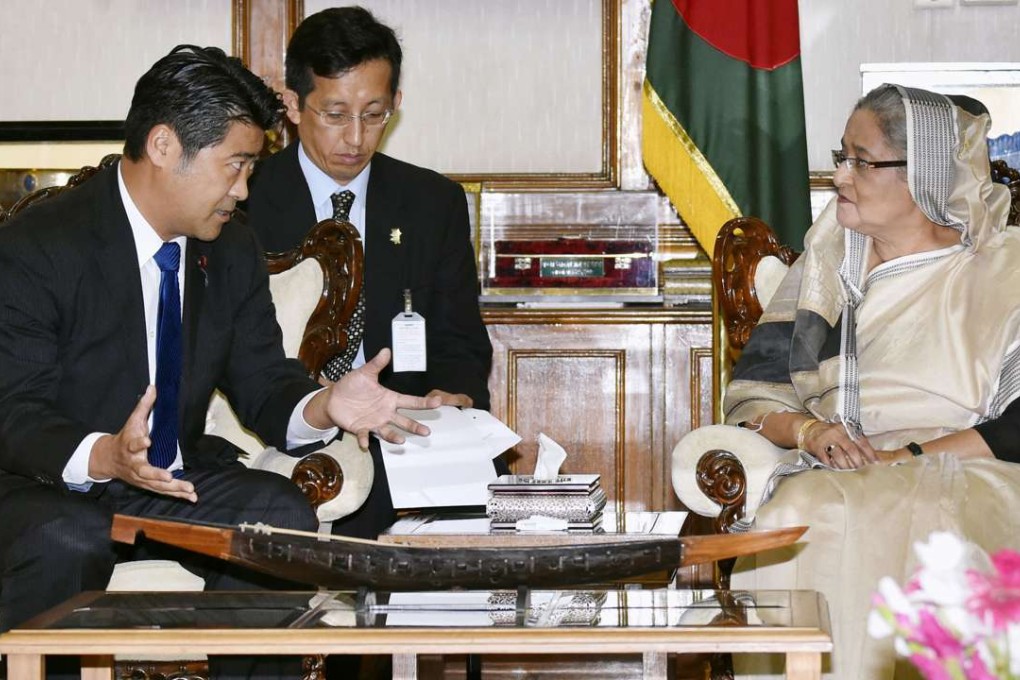 Japanese Senior Vice Foreign Minister Seiji Kihara (left) meets with Bangladeshi Prime Minister Sheikh Hasina (right) in Dhaka on Sunday. Photo: Kyodo