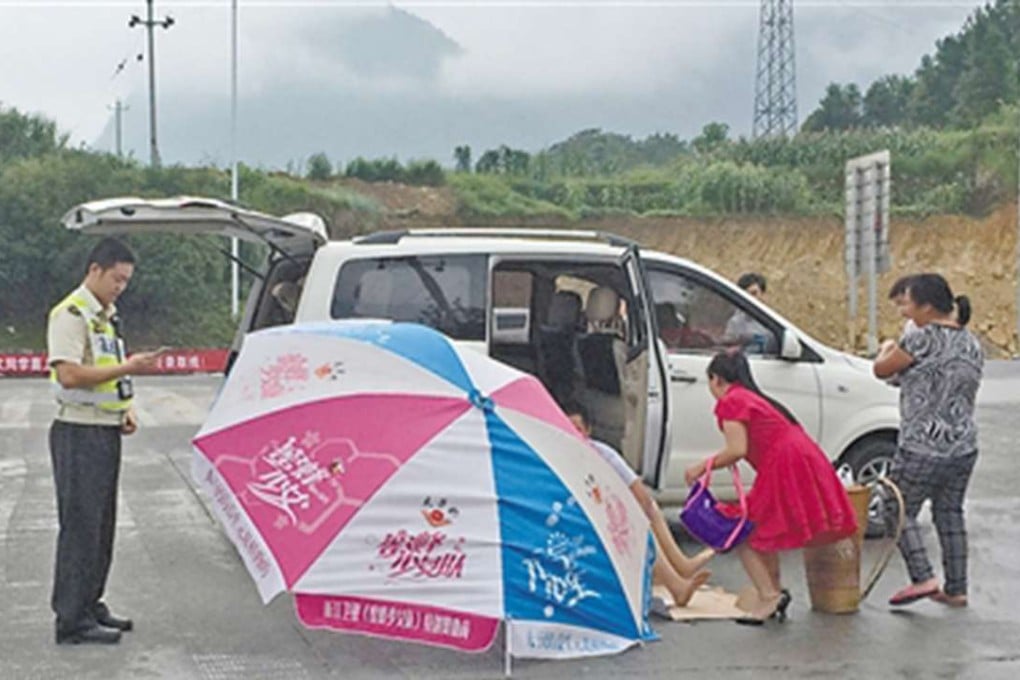 Police and passers-by help the pregnant woman in Chongqing. Photo: Sina.com.cn