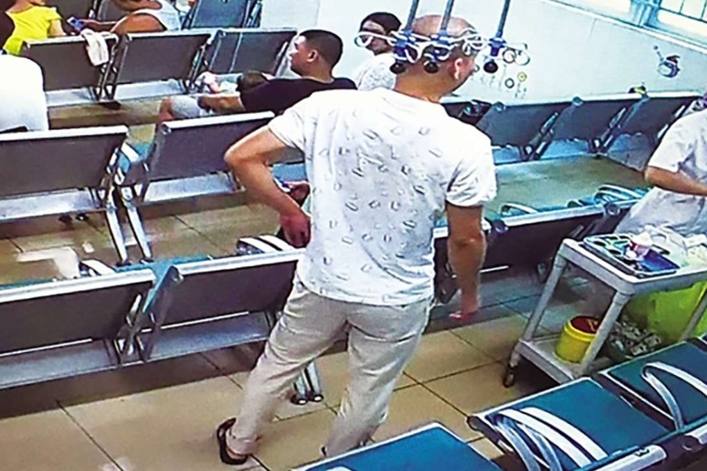 The father confronting the nurse in Haikou. Photo: Sina.com.cn