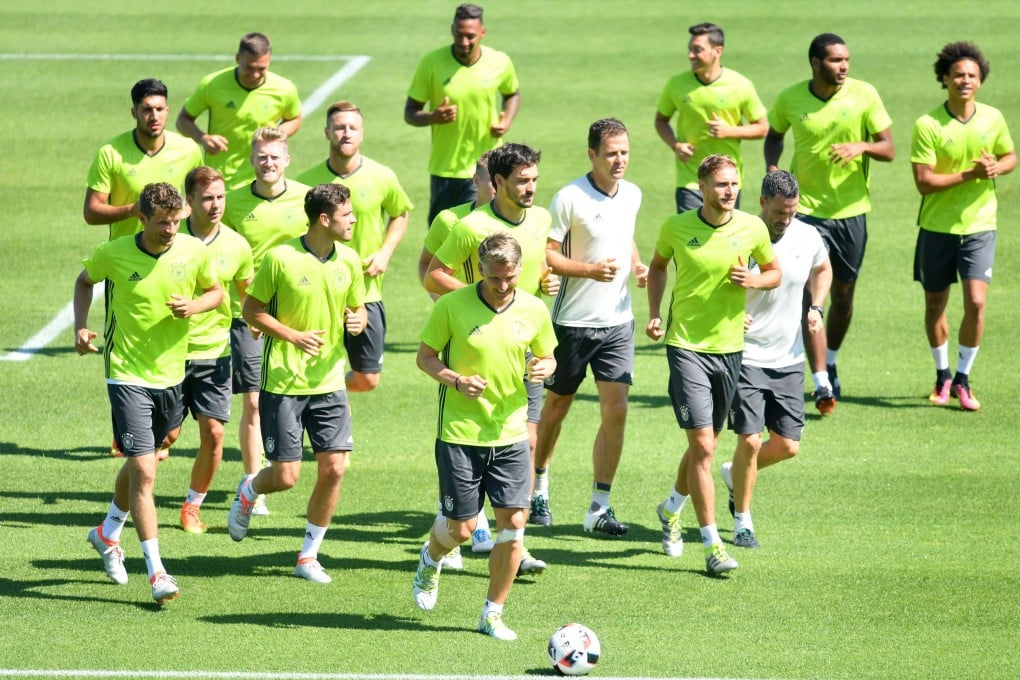 epa05410449 Germany's Bastian Schweinsteiger (foreground C) and team members during a training session of the German national soccer team in Evian, France, 06 July 2016. Germany will face France in a semi final of the UEFA EURO 2016 in Marseille on 07 July. EPA/ARNE DEDERT