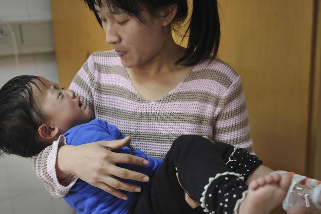 A woman holds her child while getting treatment for Hepatitis C at a hospital in Hefei in China’s central Anhui province. Photo: AP