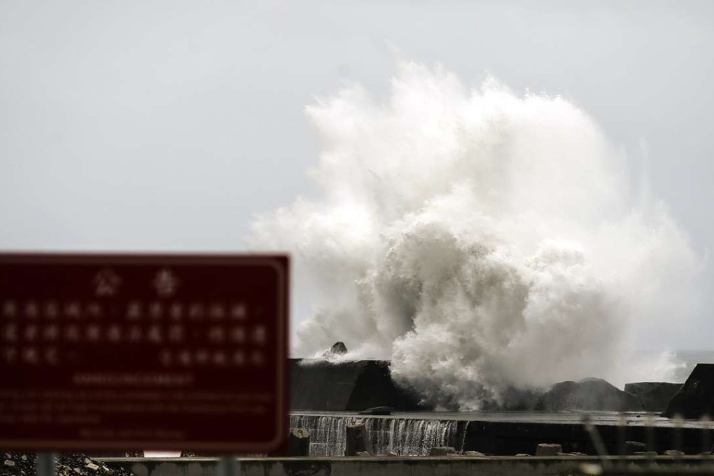 Two dead, thousands evacuated as Super Typhoon Nepartak lashes Taiwan ...