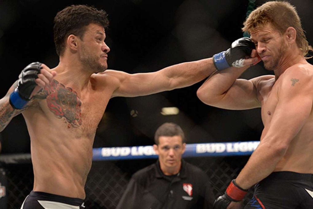 Alberto Mina scores with a left to the head of Mike Pyle in Las Vegas. Photo: SCMP Pictures