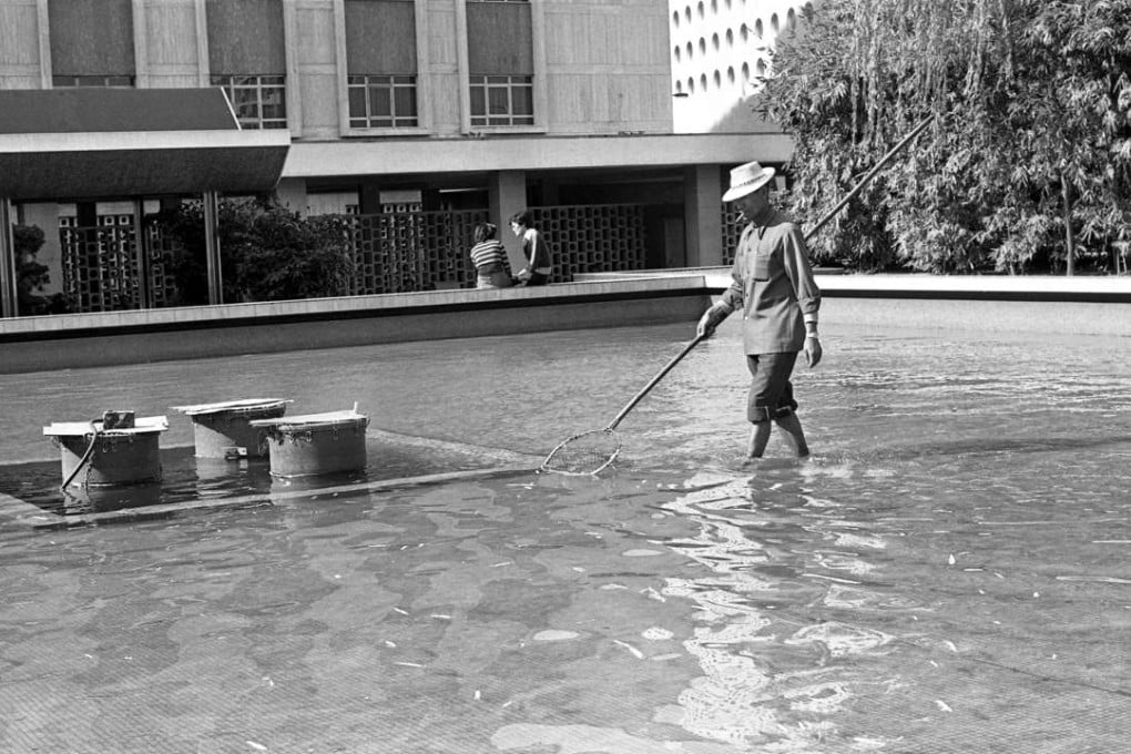 A worker cleaning a fountain at Statue Square in Central on November 23, 1977. Photo: Sunny Lee