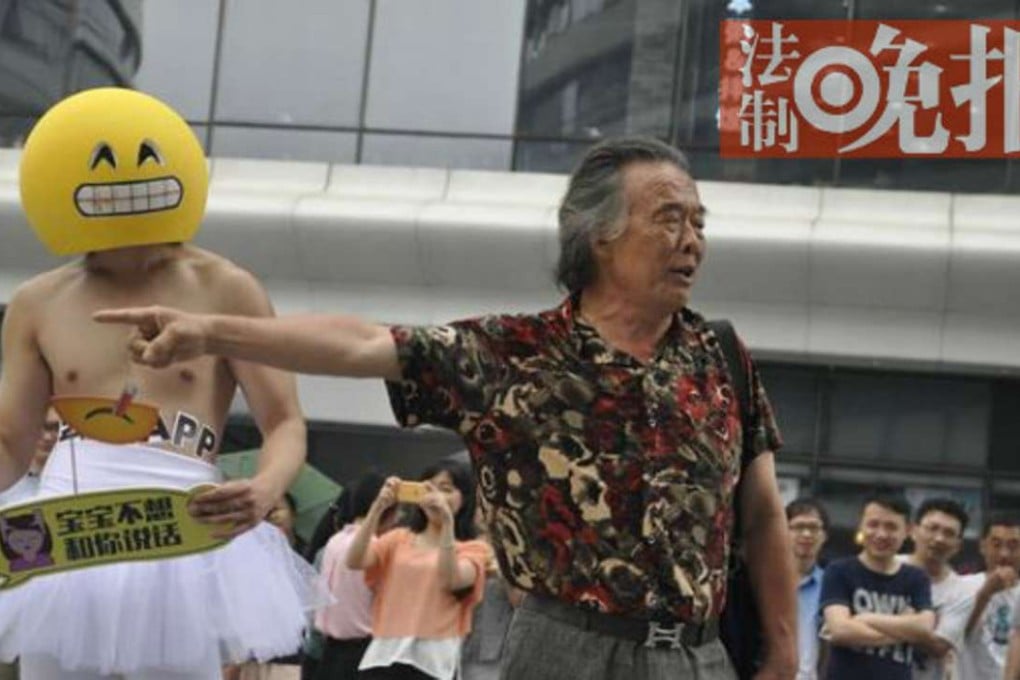 A man complains about the promotional event in the Wangjing district of the capital. Photo: Sina.cn