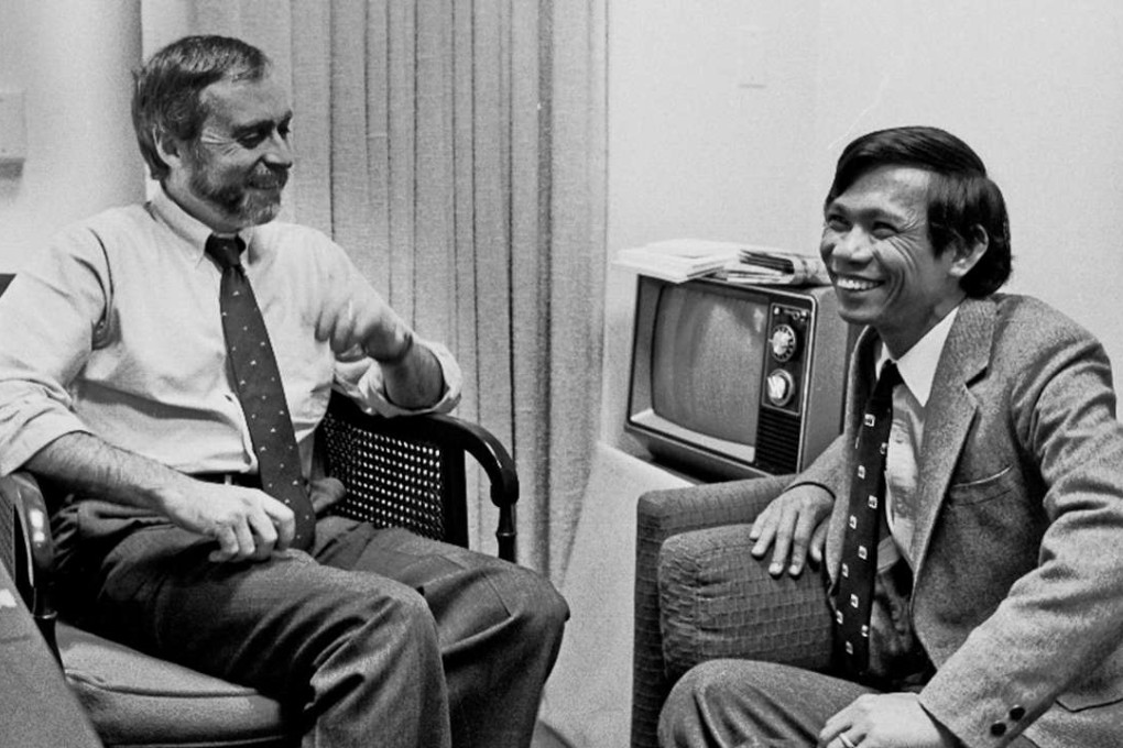 Sydney Schanberg (left) talks with Dith Pran at the New York Times office in 1980. Photo: AP