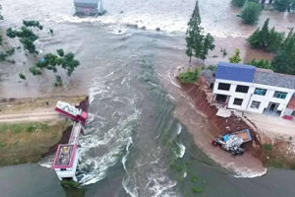 A truck balances on the edge of the riverbank before plunging into the widening gap caused by flooding of the Yangtze River in Hunan province on Sunday. Photo: News.sohu.com