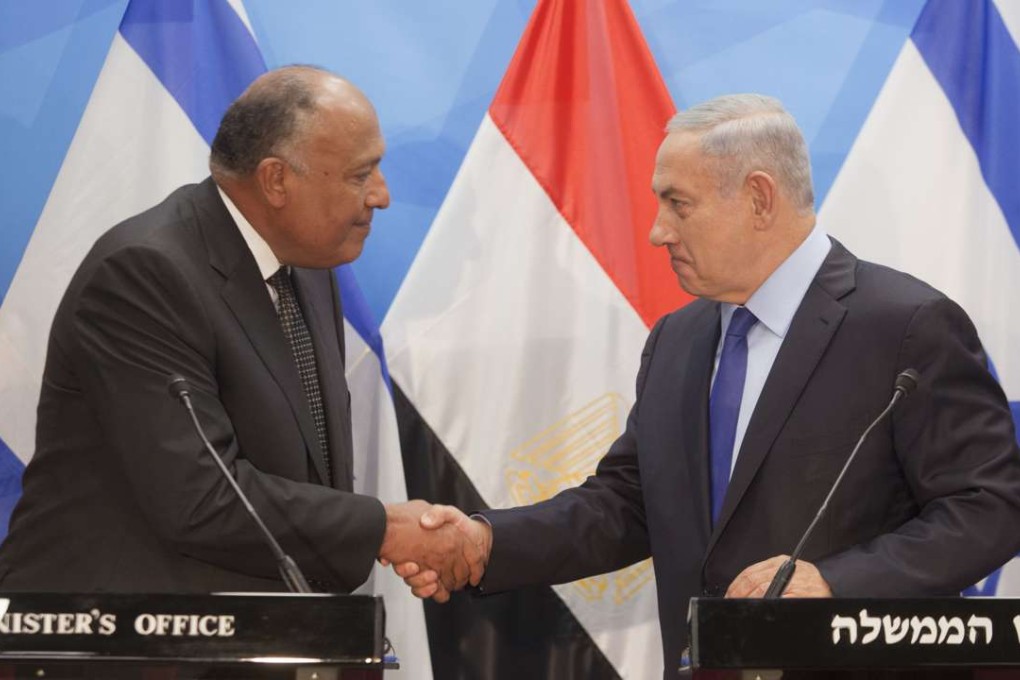 Israeli Prime Minister Benjamin Netanyahu (right) shakes hands with Egyptian foreign minister Sameh Shoukry. Photo: AP