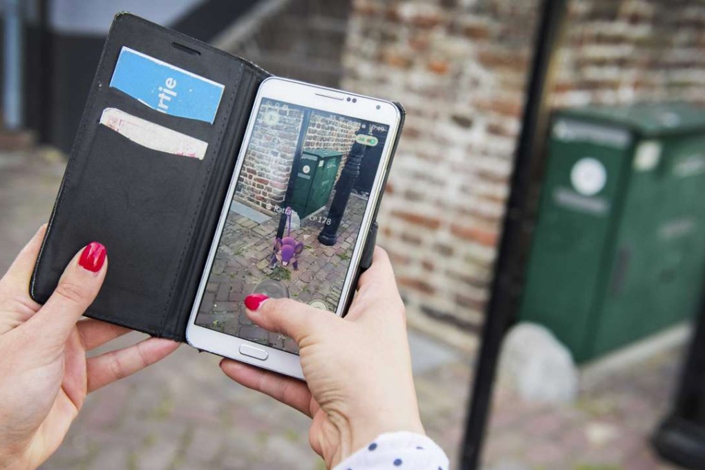 epa05421052 A close-up of a woman playing the new game Pokemon Go on her smartphone in Leerdam, The Netherlands, 11 July 2016. The new game was released 08 July and has players playing in a virtual world that corresponds to their actual GPS location. EPA/PIROSCHKA VAN DE WOUW