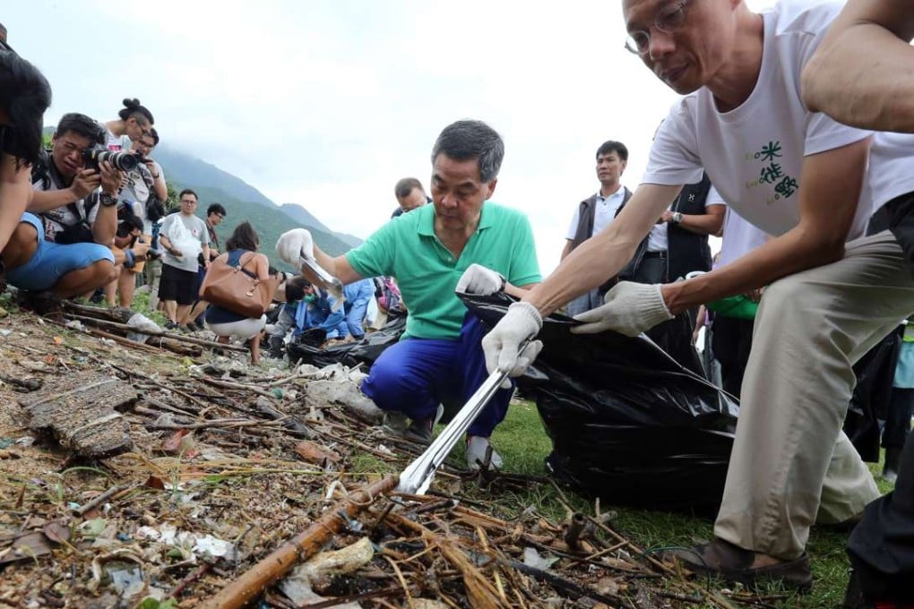 Chief Executive Leung Chun-ying at a clean-up drive in Shui Hau on Lantau. Photo: Felix Wong