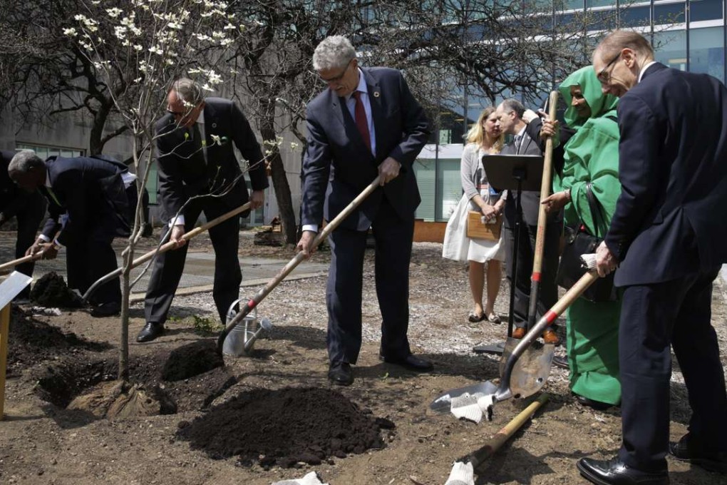 United Nations diplomats plant trees in the UN Food Garden on the occasion of Earth Day and the signing of the Paris agreement on climate change. Photo: EPA