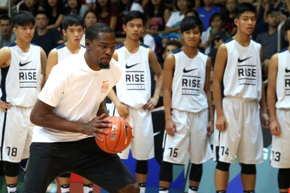 Kevin Durant shows Hong Kong youngsters some skills drills at Southorn Stadium, Wan Chai. Photo; K. Y. Cheng
