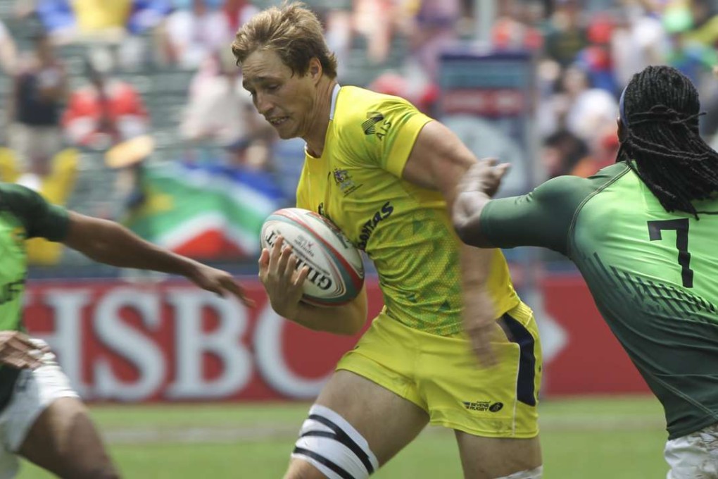 Jesse Parahi tries to burst through the South African defence at the 2015 Cathay Pacific/HSBC Hong Kong Sevens. Photo: Nora Tam