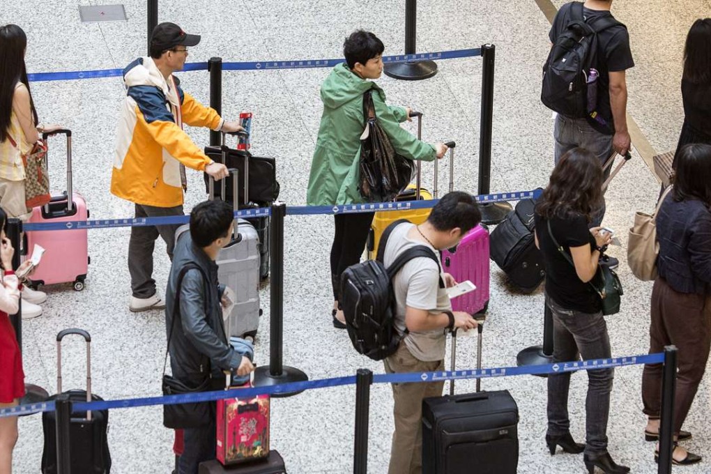 Travellers queueing up at check-in counters at Shanghai’s Hongqiao Airport. There are fears in Seoul that fewer of them will be heading towards South Korea. Photo: Bloomberg