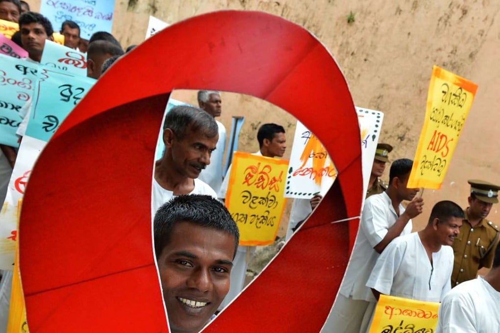 Sri Lankan prisoners hold placards as they take part in a gathering to mark World AIDS Day at a prison complex in Colombo on December 1, 2013. Photo: AFP