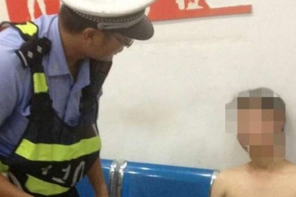 The drunk man is questioned by a police officer in Chongqing. Photo: Inews.qq.com