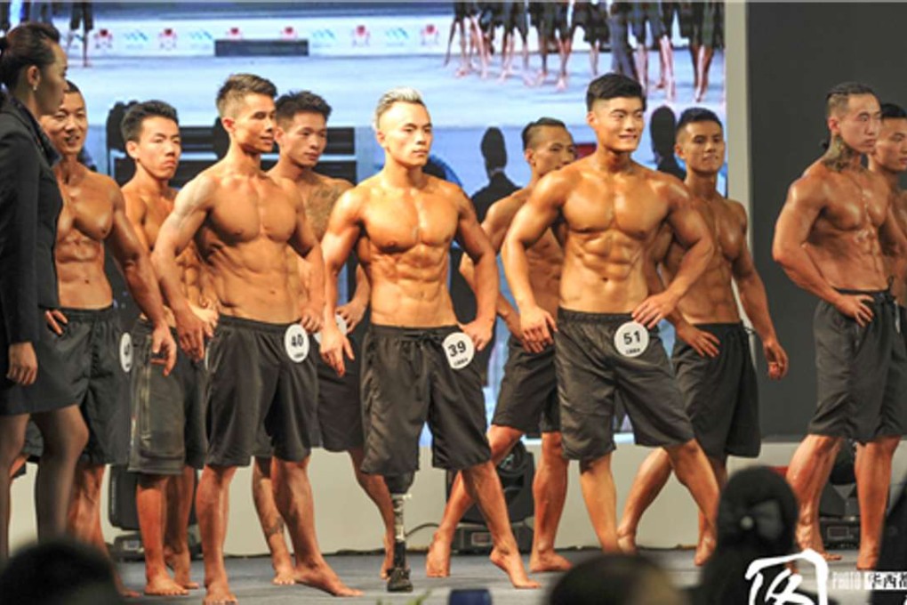 Yang (centre) pictured with other contestants in the competition. Photo: Huaxi100.com