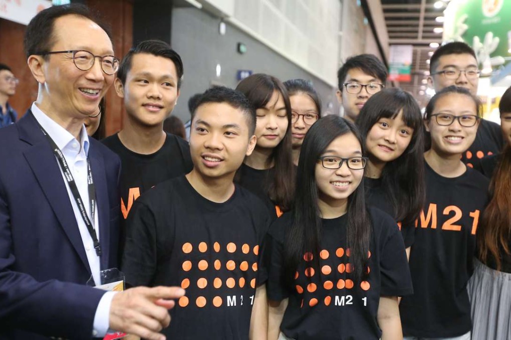 Former financial secretary Antony Leung meets youngsters at the Hong Kong Book Fair. Photo: K. Y. Cheng