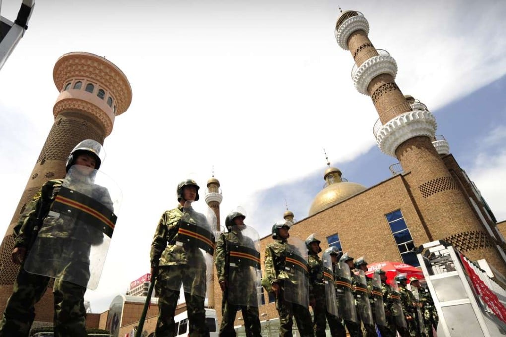 Chinese paramilitary police guard the outside the Grand Bazaar in Urumqi, Xinjiang after deadly riots between Muslim Uygur and Han Chinese residents in July 12, 2009. Photo: AFP
