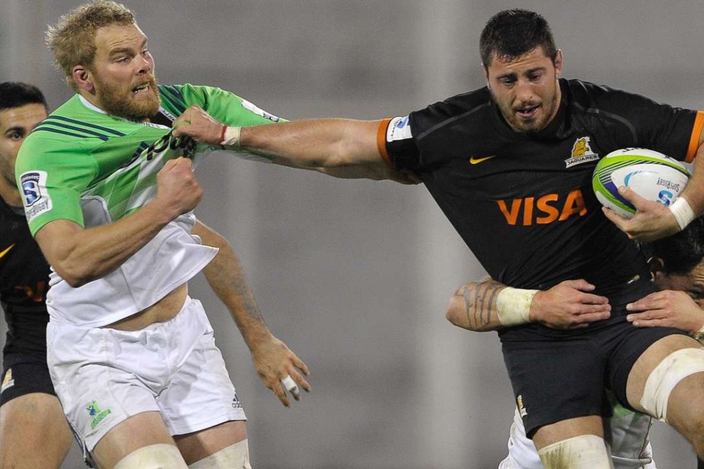 Jaguares lock Javier Ortega Desio (right) fends off Highlanders lock Mark Reddish as he is tackled by centre Rob Thompson. Photo: AFP