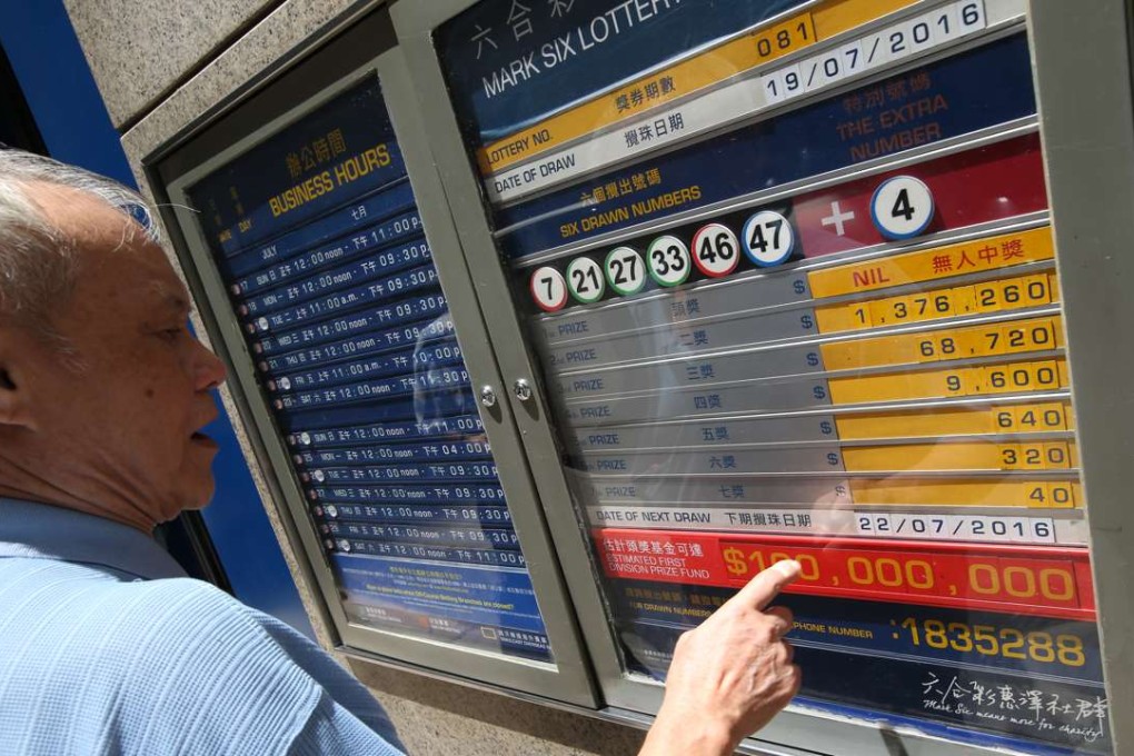 A punter looking at the latest information on the Friday evening draw. Photo: Felix Wong