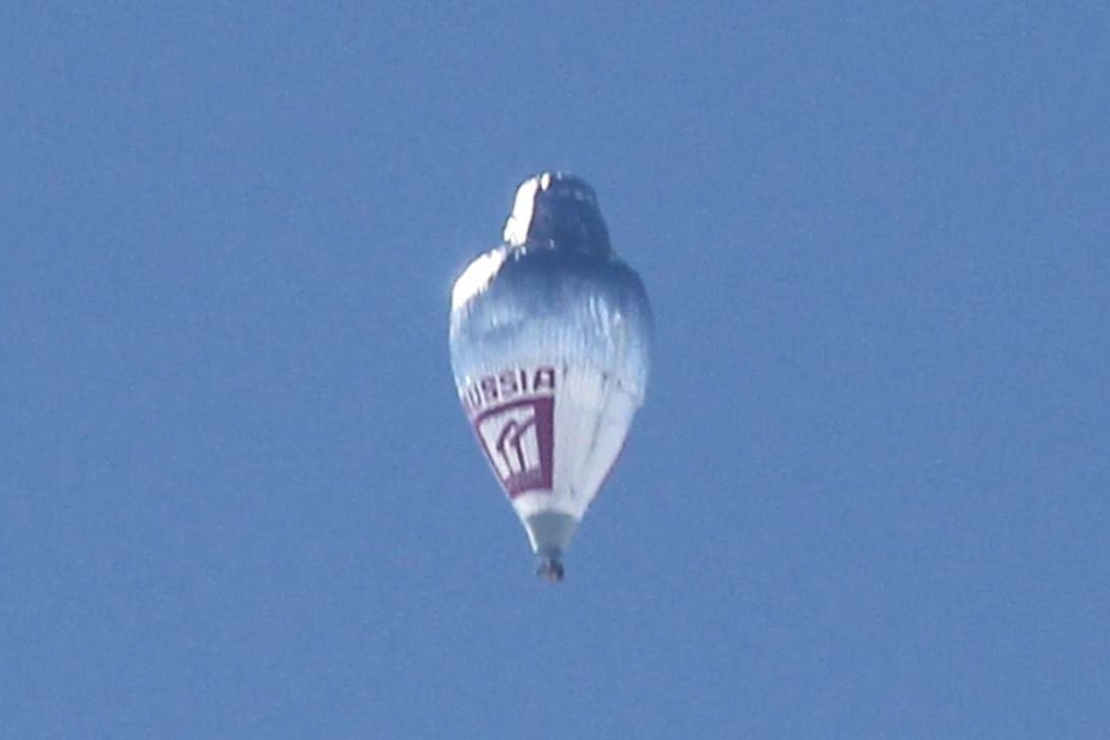 Russian adventurer Fedor Konyukhov's hot air balloon is seen during the final stage of his solo round-the-world flight over Mundaring, near Perth, Australia. Photo: EPA