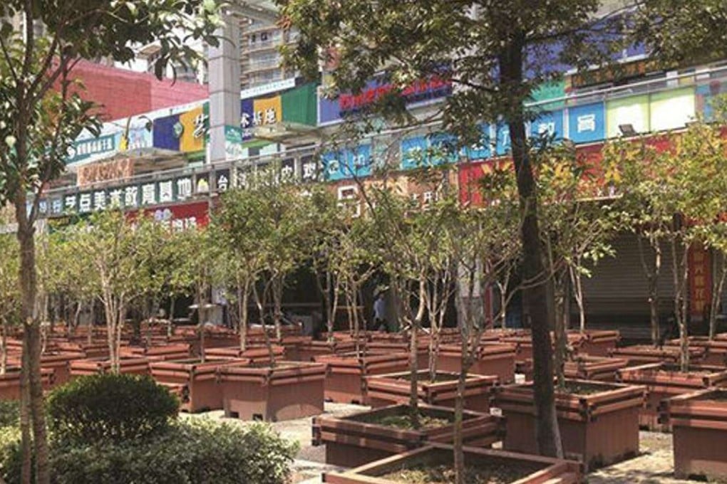 Suzhou officials placed hundred of trees in pots all along a shopping street so food vendors have no room for their stalls. Photo: Thepaper.cn