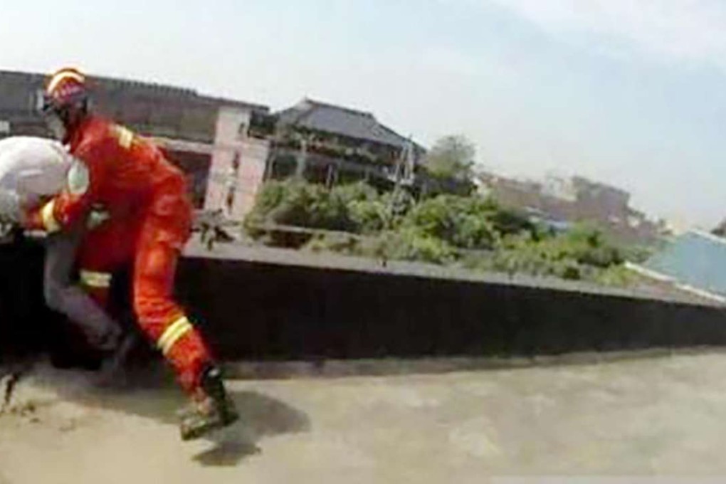 A rescuer drags the man back to safety. Photo: Sina.com.cn