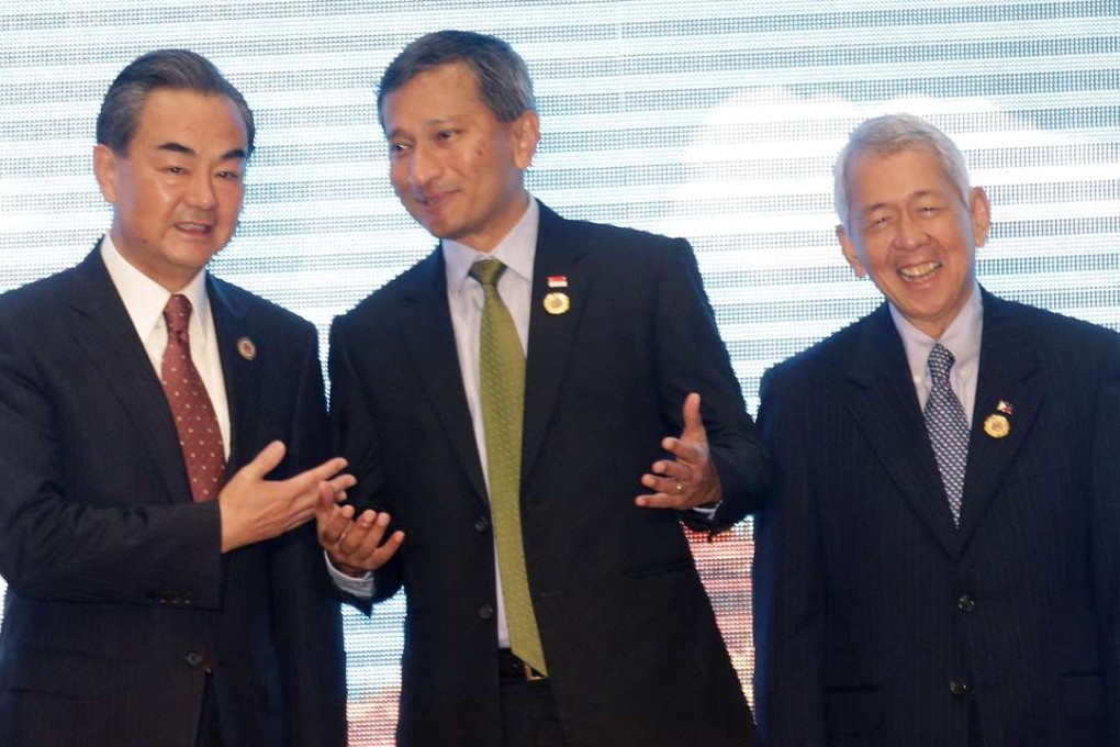 Chinese Foreign Minister Wang Yi, left, talks to Singapore's Foreign Minister Vivian Balakrishnan, center, and Philippines Foreign Secretary Perfecto Yasay during the Association of Southeast Asian Nations–China Foreign Ministers' Meeting in Vientiane, Laos, on Monday. Photo: AP