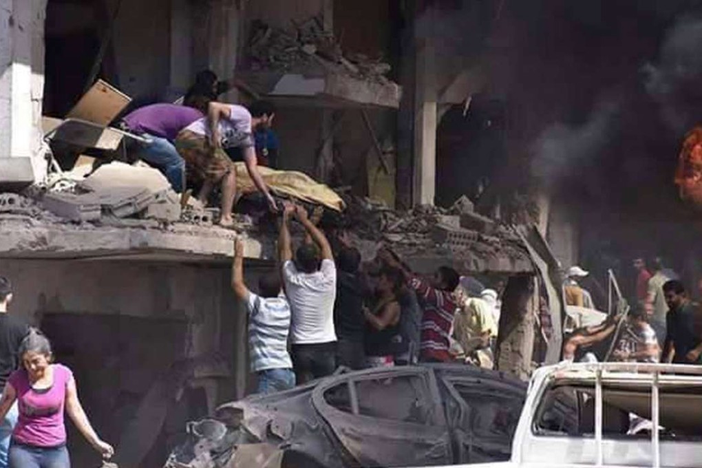 People carrying a body from a damaged building following bombings in Kurdish city of Qamishli, Syria, 27 July 2016. Photo: EPA