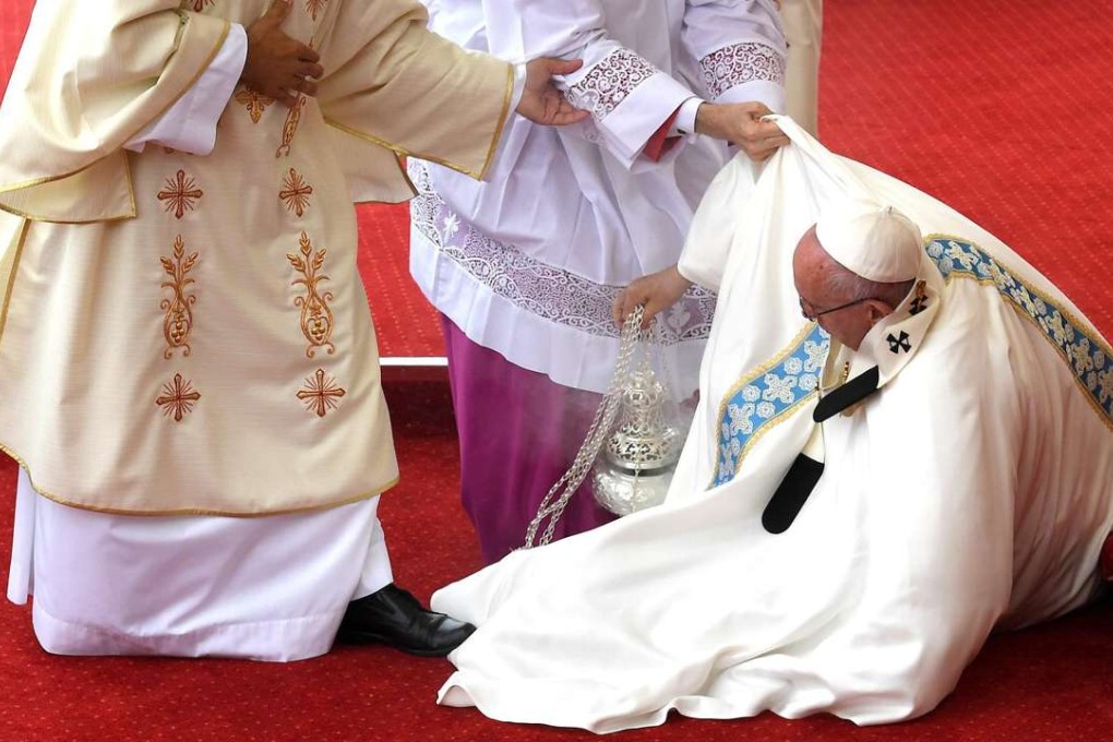 Pope Francis fell on a step on the altar at the beginning of mass in Czestochowa, Poland. Photo: EPA