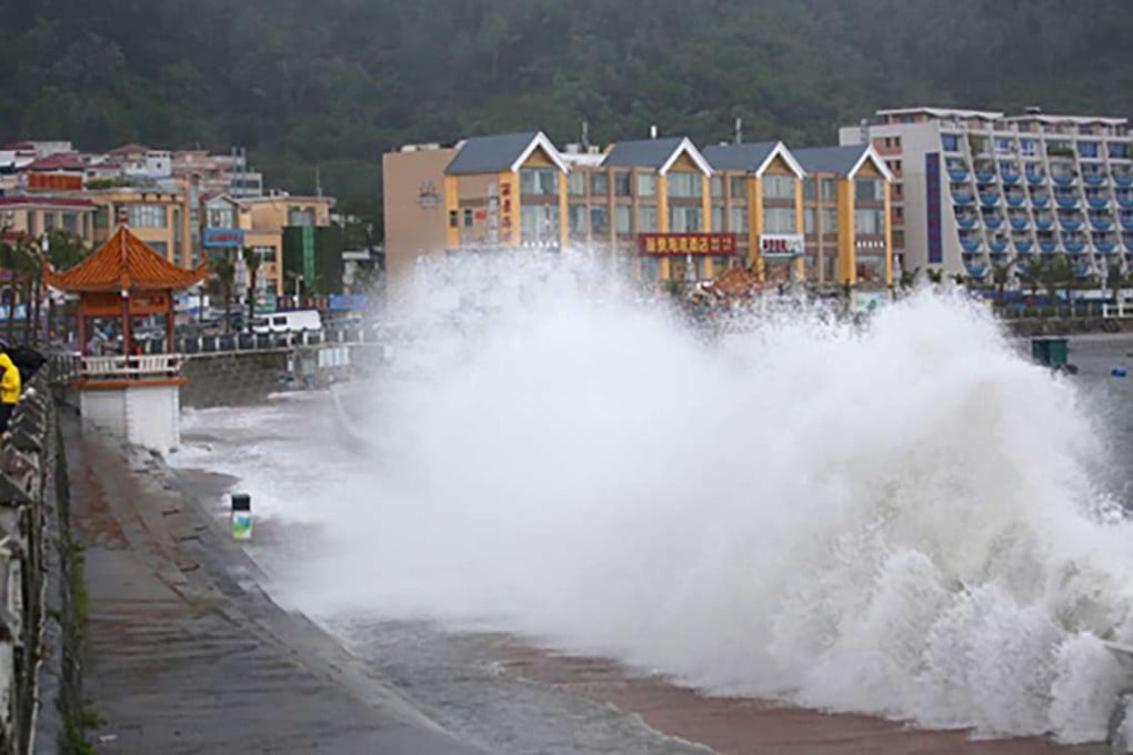Typhoon Nida lashes the Dapeng peninsula in Shenzhen. Photo: SCMP Pictures