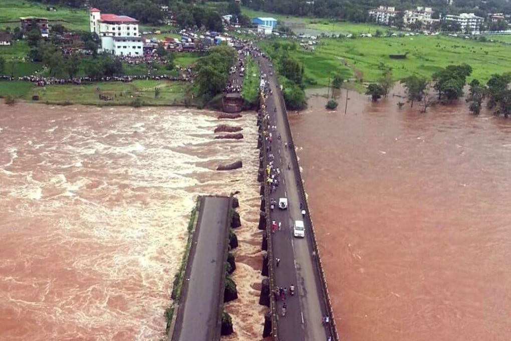 An aerial view of the flooded river and the collapsed bridge that is from the time of former British rule prior to Indian independence in 1947, Malad, Maharastra province, India, August 3, 2016. Photo: EPA