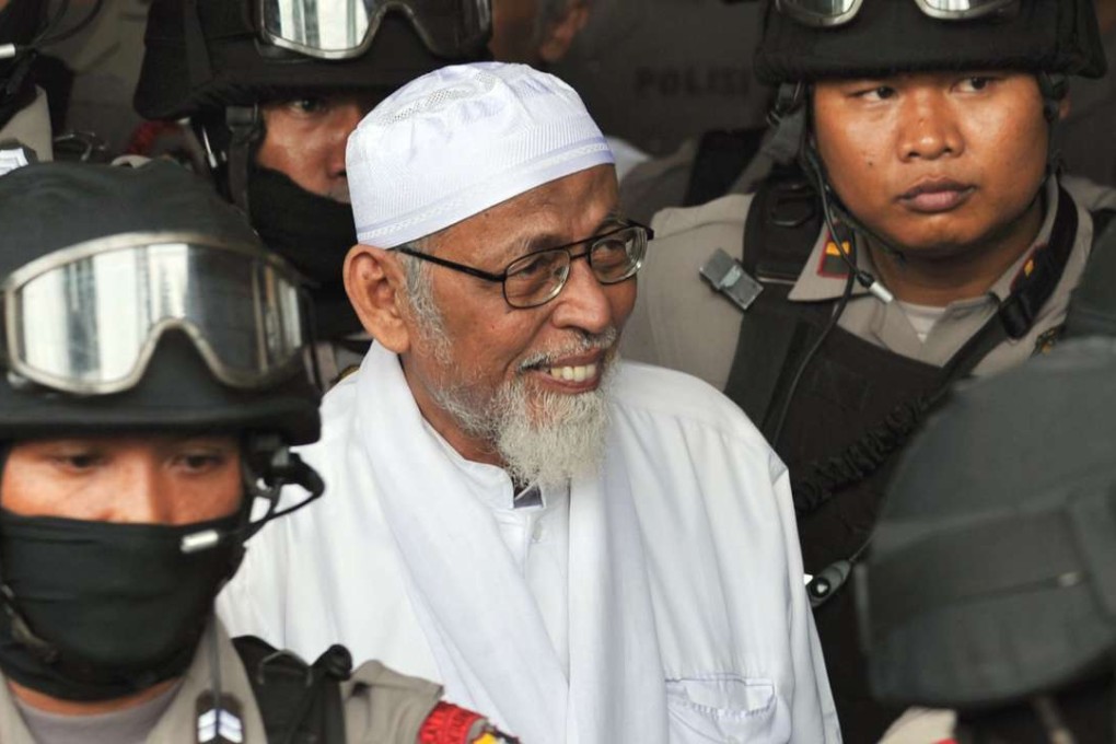 Heavily armed police escort Abu Bakar Bashir. Photo: AFP