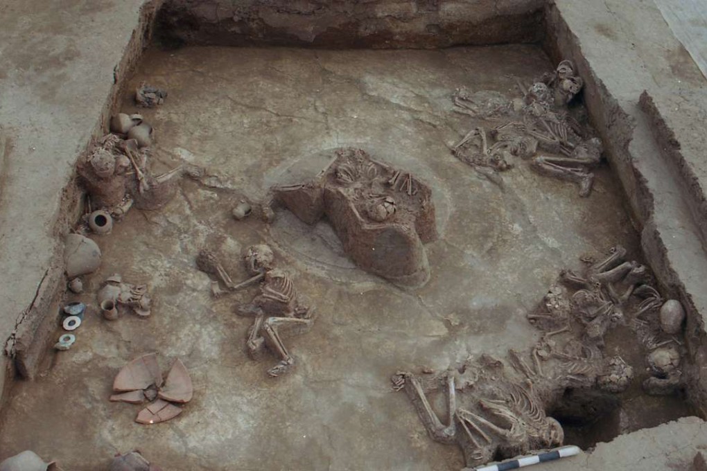 A photograph by Dr Wu Qinglong shows 14 skeletons of earthquake victims found in an excavated cave dwelling at Lajia, Qinghai province, in 2000. Photo: SCMP Pictures