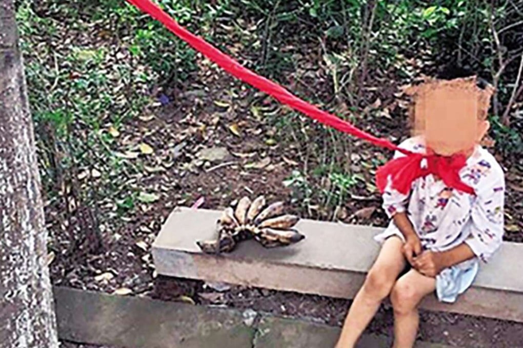 The boy tied to the tree in Chongqing. Photo: Sina.com.cn