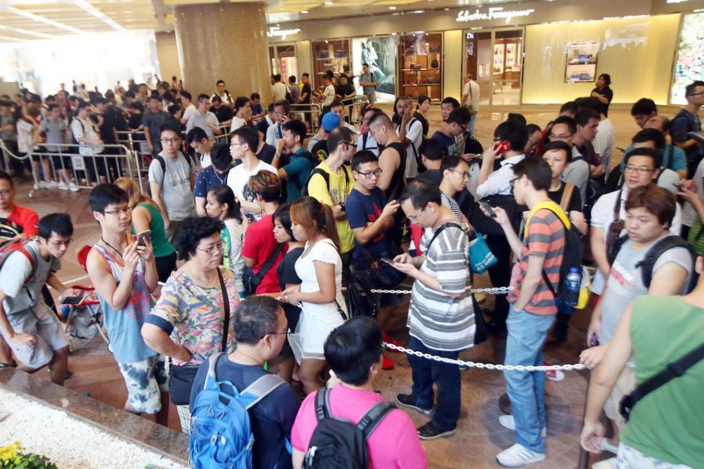 Hundreds of Hongkongers lined up early to avoid missing out on the Saint Seiya figures. Photo: David Wong
