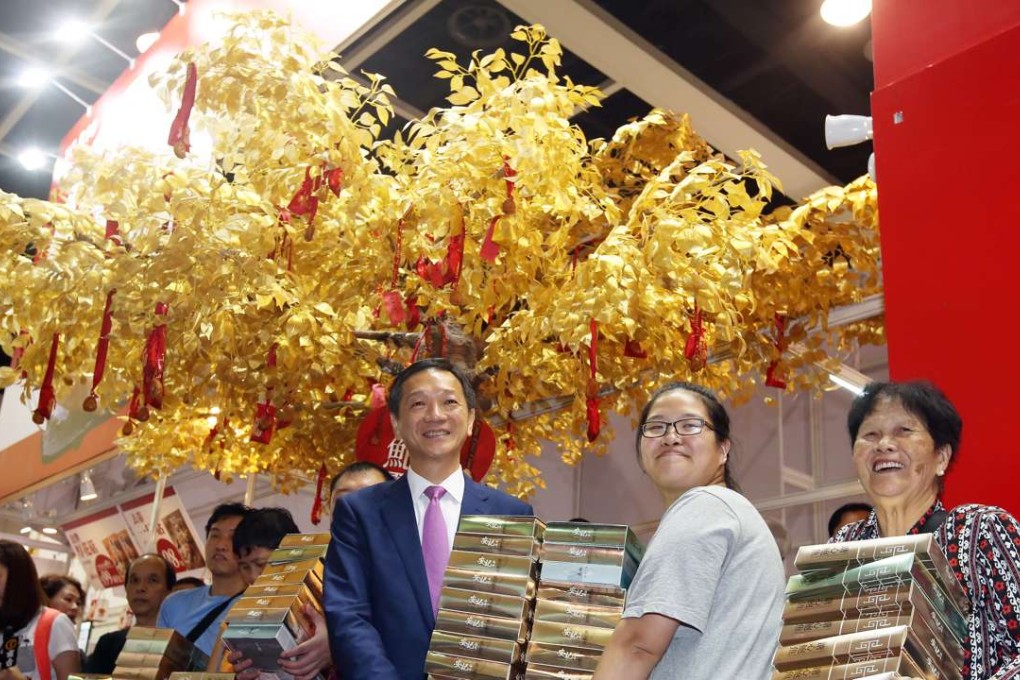 Richard Poon Kuen-fai, director of On Kee Dry Seafood, presents 21 boxes of abalone to the winners of the wishing tree contest on Thursday. Photo: Nora Tam
