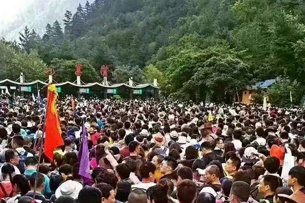 Queues outside some of the park gates. Photo: Thepaper.cn