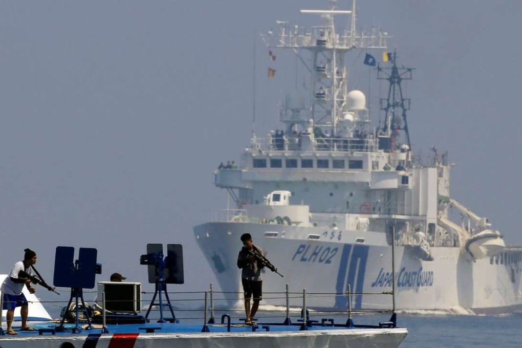 Phillippine and Japanese coastguard officials carry out joint exercises. Photo: Reuters
