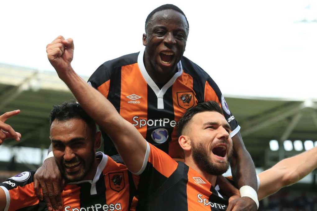 Hull City midfielder Robert Snodgrass (right) celebrates with teammates after scoring against Everton. Photo: AFP
